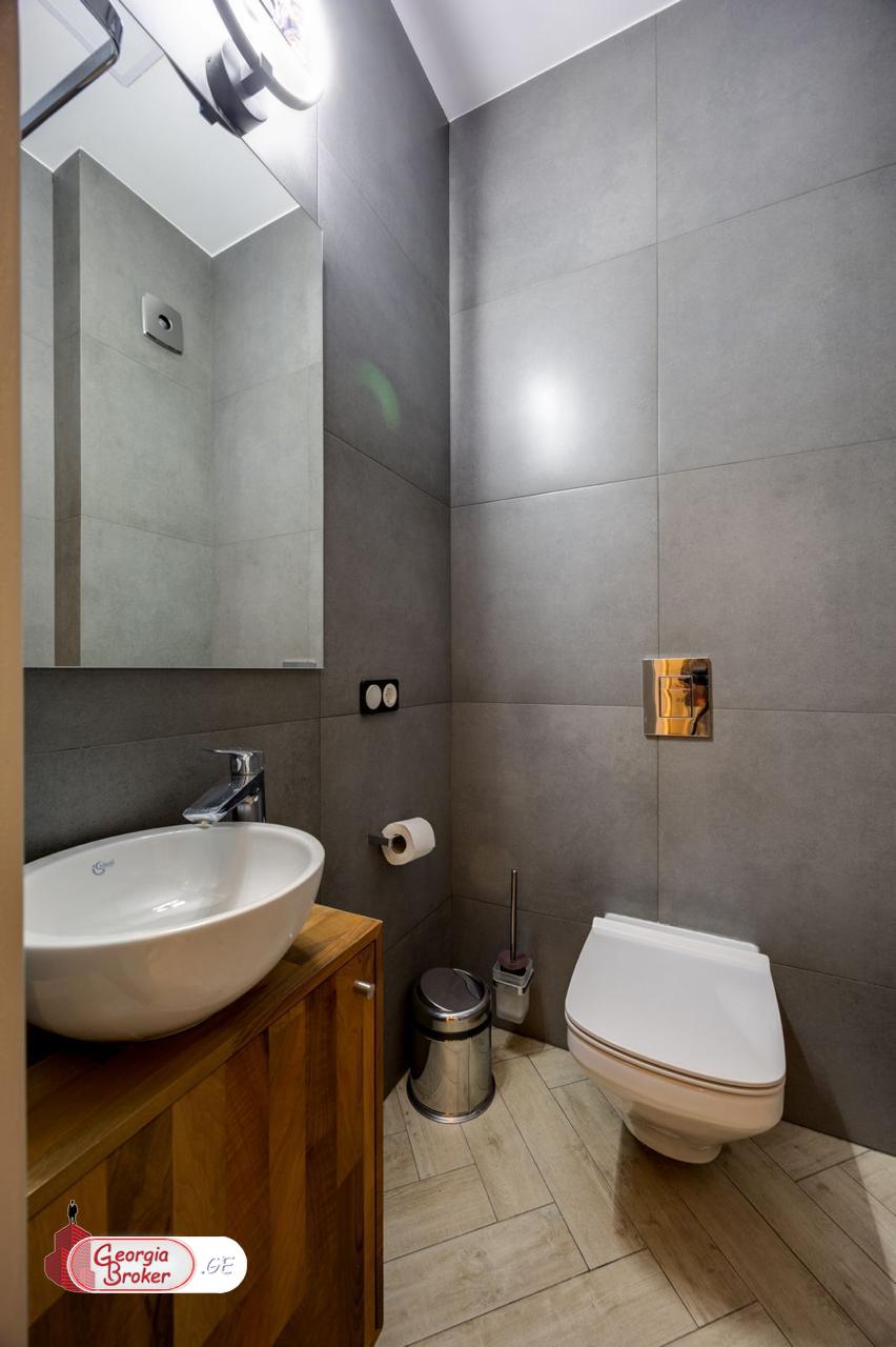 продается квартира с новым ремонтом 4-комнаты